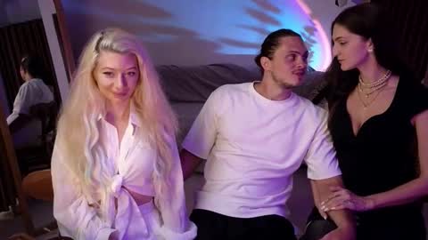   330 UTC2 girls   online show from March 21, 4:39 am