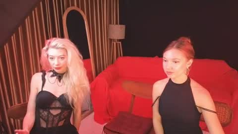 Snapshot of goddess_marylin chatting on June 6, 3:00 am 330 UTC2 girls online show from June 6, 3:00 am