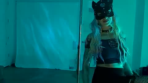 Snapshot of goddessdelphine chatting on November 14, 1:26 am Goddess Delphine online show from November 14, 1:26 am