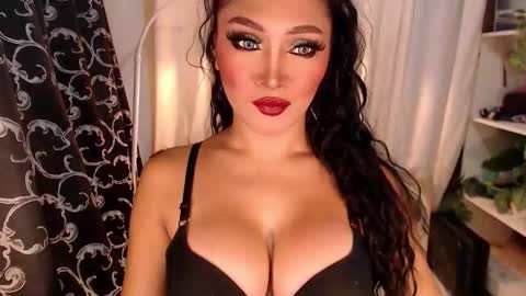 Snapshot of goddessquinnie chatting on October 13, 12:21 am quinnie online show from October 13, 12:21 am