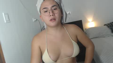 Snapshot of goldbella_ chatting on December 7, 6:32 am bella online show from December 7, 6:32 am