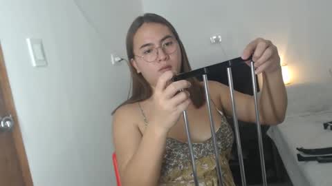 Snapshot of goldbella_ chatting on December 10, 4:34 am bella online show from December 10, 4:34 am