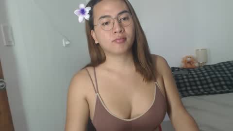 Snapshot of goldbella_ chatting on January 7, 1:06 am bella online show from January 7, 1:06 am