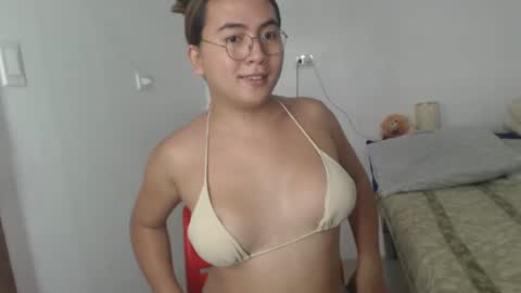Snapshot of goldbella_ chatting on February 5, 1:15 am bella online show from February 5, 1:15 am