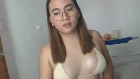Snapshot of goldbella_ chatting on February 26, 1:43 am bella online show from February 26, 1:43 am