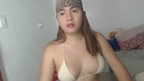Snapshot of goldbella_ chatting on February 27, 2:53 am bella online show from February 27, 2:53 am