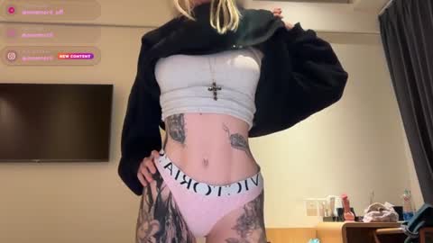 Snapshot of golden_alinee chatting on June 27, 1:06 pm Aline meow online show from June 27, 1:06 pm