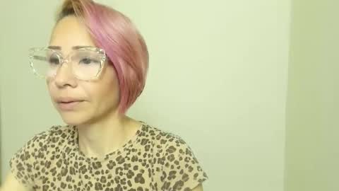 Snapshot of goldengirlrose chatting on March 21, 5:27 pm goldenrosa online show from March 21, 5:27 pm