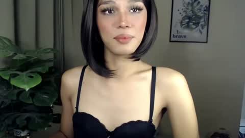 Snapshot of goldenlily69 chatting on June 6, 8:52 am Lily is Gold online show from June 6, 8:52 am