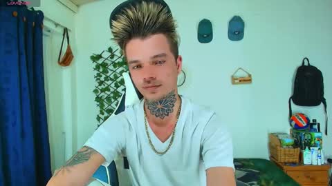 Snapshot of goldy_loyal99 chatting on May 14, 9:32 pm Goldy Loyal93 online show from May 14, 9:32 pm