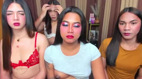 Snapshot of gorgeous_dark_luna chatting on April 22, 7:11 am RIANA online show from April 22, 7:11 am