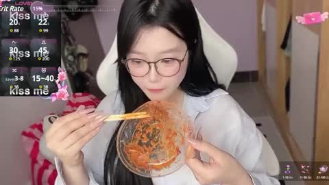 Snapshot of gorgeous_girl33 chatting on February 25, 3:52 am gorgeous girl33 online show from February 25, 3:52 am