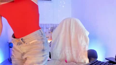 Snapshot of gorgeous_t chatting on April 24, 8:00 pm i am Jessi I love animals and drawing I hope to get along with everyone. XOXO online show from April 24, 8:00 pm