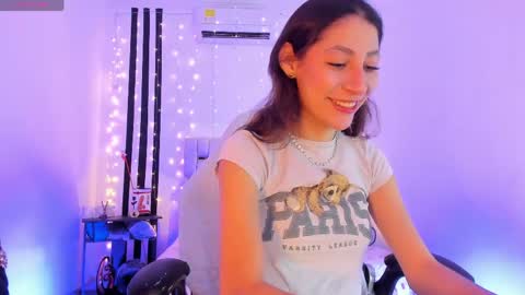 Snapshot of gorgeous_t chatting on May 19, 9:10 pm i am Jessi I love animals and drawing I hope to get along with everyone. XOXO online show from May 19, 9:10 pm