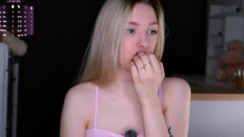 Snapshot of gossip__girl chatting on April 7, 1:39 am Luna online show from April 7, 1:39 am