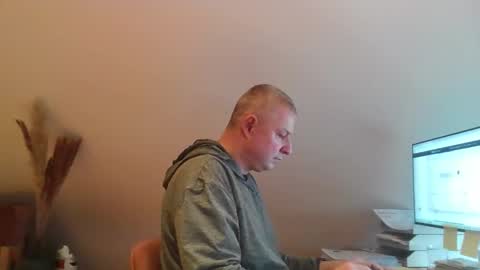 Snapshot of grau197077 chatting on February 13, 10:44 am grau197077 online show from February 13, 10:44 am