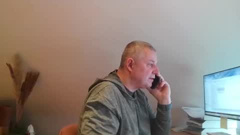 Snapshot of grau197077 chatting on February 19, 9:38 am grau197077 online show from February 19, 9:38 am