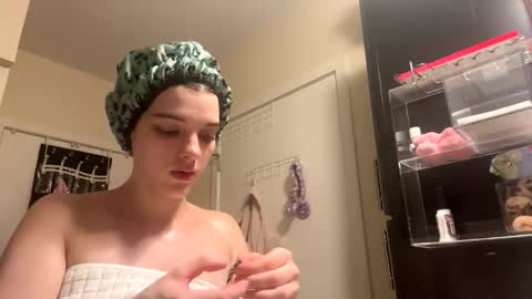 Snapshot of greeneyedmilly chatting on November 10, 1:37 am greeneyedmilly online show from November 10, 1:37 am
