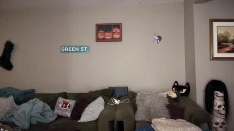 Snapshot of greenxxxqueen chatting on December 25, 7:35 am SexQueen Nikki online show from December 25, 7:35 am