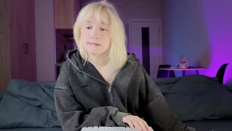 Snapshot of gregory_byyrd chatting on October 17, 9:06 pm Greg-independent model online show from October 17, 9:06 pm