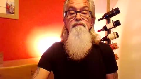 Snapshot of grybear60 chatting on November 24, 7:19 am Grybear online show from November 24, 7:19 am