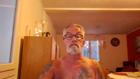 Snapshot of grybear60 chatting on July 14, 5:01 am Grybear online show from July 14, 5:01 am