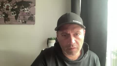 Snapshot of guil0 chatting on July 15, 7:19 pm guil0 online show from July 15, 7:19 pm