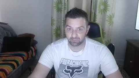 Snapshot of guillaume666286050 chatting on April 26, 8:12 am guillaume666286050 online show from April 26, 8:12 am