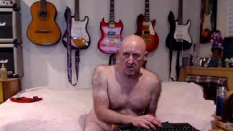 Snapshot of guitarsexgod chatting on January 23, 7:22 am Mario online show from January 23, 7:22 am