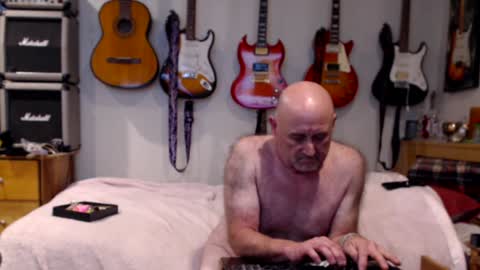 Snapshot of guitarsexgod chatting on January 29, 8:29 am Mario online show from January 29, 8:29 am