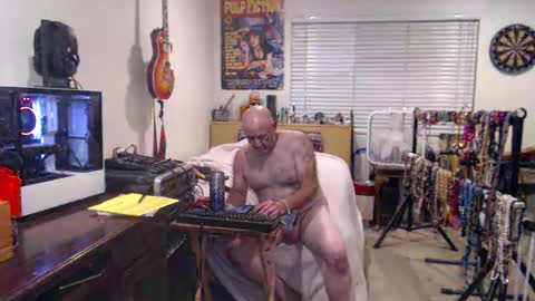 Snapshot of guitarsexgod chatting on October 20, 4:02 am Mario online show from October 20, 4:02 am