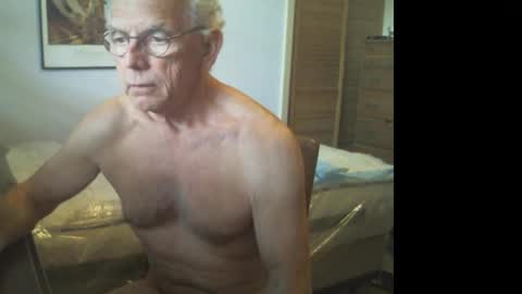 Snapshot of gulfcoast1952 chatting on April 4, 3:31 pm Roy online show from April 4, 3:31 pm