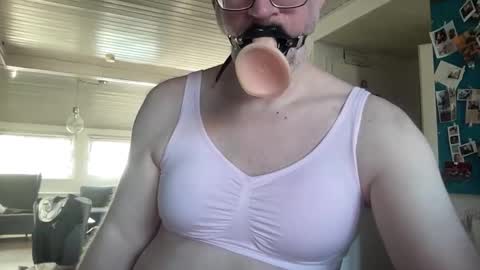 Snapshot of gummicasual chatting on February 9, 8:51 am gummicasual online show from February 9, 8:51 am