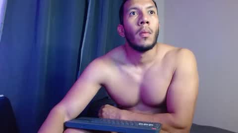 Snapshot of gurushake chatting on January 8, 3:53 am holl latino online show from January 8, 3:53 am