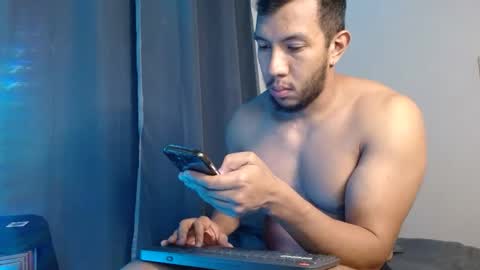 Snapshot of gurushake chatting on January 9, 3:31 am holl latino online show from January 9, 3:31 am