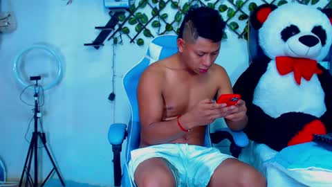 Snapshot of gurxxxt chatting on April 19, 10:34 pm Hakim online show from April 19, 10:34 pm