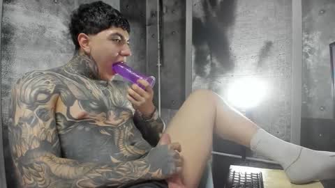 Snapshot of gury_tattoo chatting on May 13, 11:11 pm Gury online show from May 13, 11:11 pm