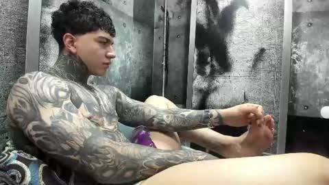Snapshot of gury_tattoo chatting on June 9, 7:36 pm Gury online show from June 9, 7:36 pm