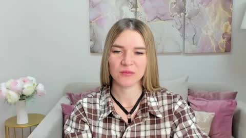 Snapshot of gwensmitt chatting on June 19, 10:02 pm gwensmitt online show from June 19, 10:02 pm