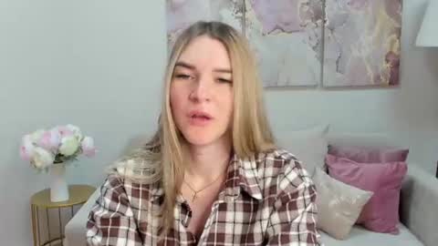 Snapshot of gwensmitt chatting on June 28, 9:43 pm gwensmitt online show from June 28, 9:43 pm