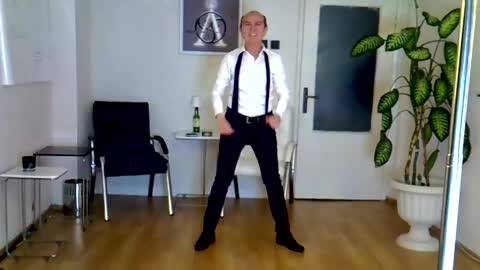 Snapshot of h_blackwood chatting on May 3, 5:30 pm H. Blackwood online show from May 3, 5:30 pm