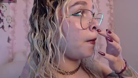 Haely online show from April 19, 8:33 pm