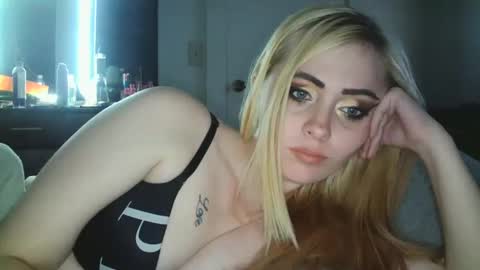 Snapshot of haileyakuma69 chatting on December 17, 10:43 pm Hailey and d online show from December 17, 10:43 pm