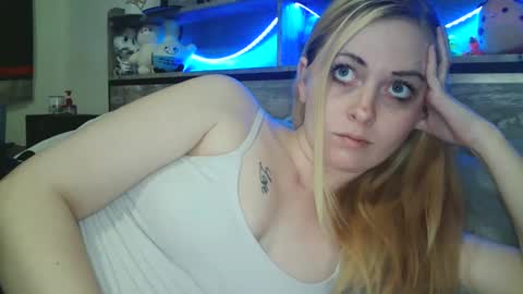 Snapshot of haileyakuma69 chatting on February 11, 11:54 pm Hailey and d online show from February 11, 11:54 pm