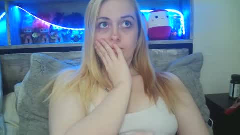 Snapshot of haileyakuma69 chatting on February 13, 10:33 pm Hailey and d online show from February 13, 10:33 pm