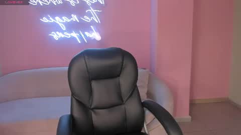 Snapshot of haileyross_ chatting on July 12, 10:34 pm Hailey online show from July 12, 10:34 pm