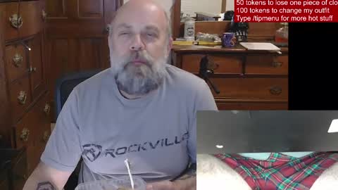 Snapshot of hairydaddybear69 chatting on May 3, 12:27 am HairyDaddyBear69 online show from May 3, 12:27 am