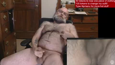 Snapshot of hairydaddybear69 chatting on May 6, 1:14 am HairyDaddyBear69 online show from May 6, 1:14 am
