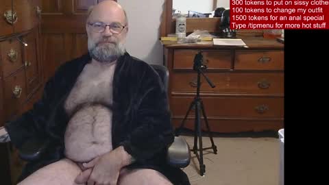 Snapshot of hairydaddybear69 chatting on May 9, 12:10 pm HairyDaddyBear69 online show from May 9, 12:10 pm