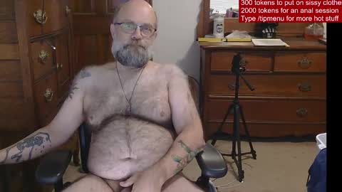 Snapshot of hairydaddybear69 chatting on May 11, 12:44 pm HairyDaddyBear69 online show from May 11, 12:44 pm
